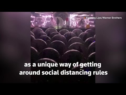 火焰嘴脣樂隊舉辦 "太空泡泡 "音樂會 (The Flaming Lips stage 'space bubble' concert)