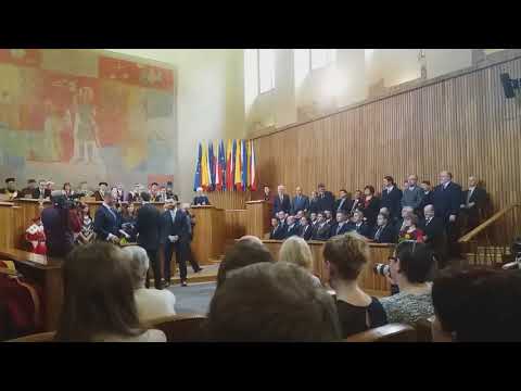 Odchod honorabilis po udělení titulů profesor