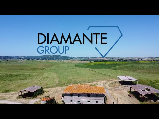 Casale su due livelli con annessi e terreno con vista sulla Val d'Orcia