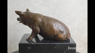 Bronzová socha prasátka na mramoru – signovaný bronz s patinou, slévárenská značka, dekorace, sběratelský dárek
