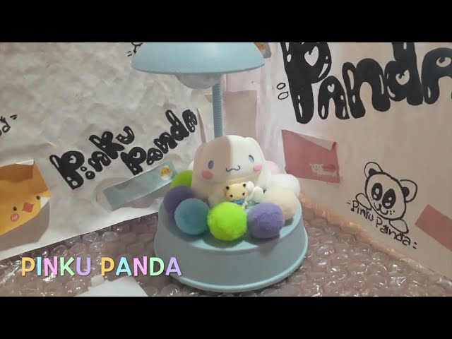 Vídeo relacionado con Blue Sky Studios Cinnamoroll - Mini lámpara - Luz de escritorio recargable por USB - Estilo adorable figura - Bonita decoración coleccionable - Producto oficial de Sanrio