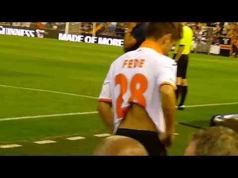 Fede Cartabia saliendo al campo en el Valencia-Milan