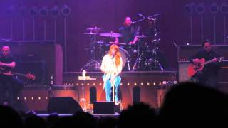 Florence and the Machine cover the Cold War Kids &quot;Hospital Beds&quot; Live 04/15/2015