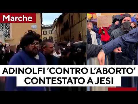 Mario Adinolfi contestato a Jesi per il suo libro: "Contro l'aborto"