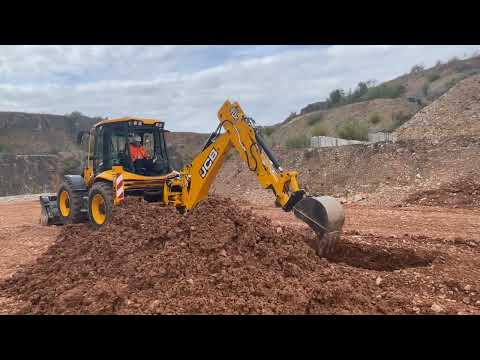 Экскаватор-погрузчик  JCB 4CX в работе