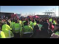 Honderden mensen voeren actie op de Maasvlakte tegen verhoging AOW-leeftijd