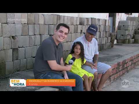 Amigos jogando sinuca no clube de bilhar e gravando vídeo no celular para o jogo  de vapor do canal vlog