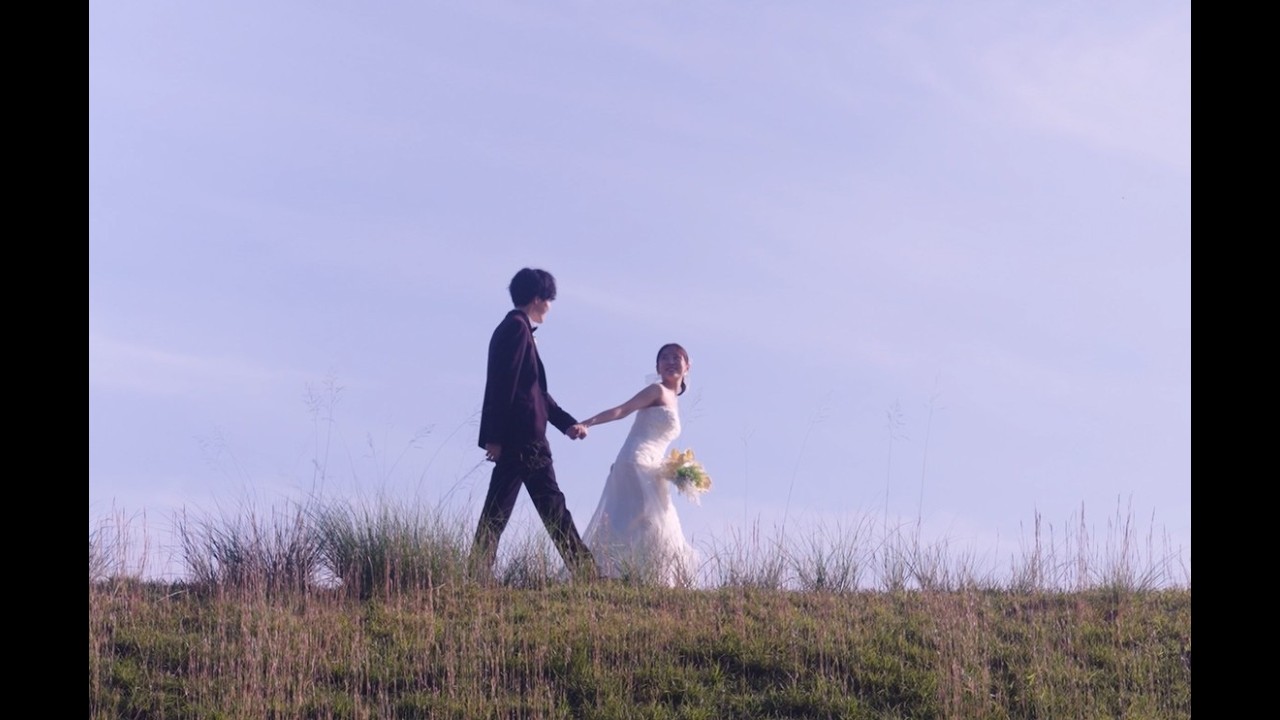 緑あふれる公園で、ドレスとともに迎える特別な一日