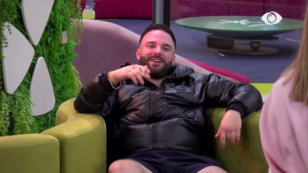 Ina bën provat e saj në oborr, Arditi dhe Marko e duartrokasin