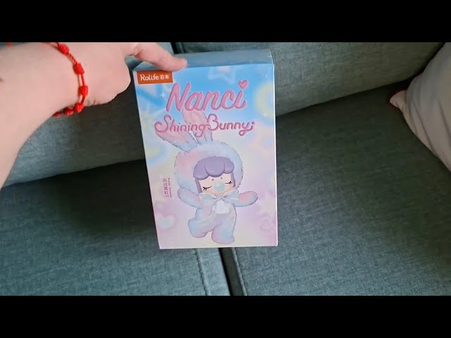Vídeo relacionado con Rolife Nanci Shining Bunny Blind Box, 1 Figura Aleatoria de 6, Vinyl Plush Figura De Acción 26cm, Anime Figura Coleccionable Juguete Regalo para Coleccionistas
