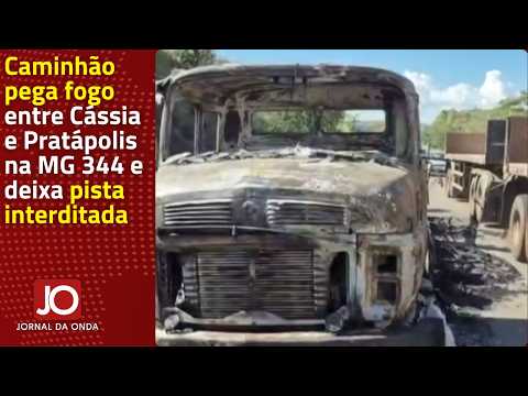 CAMINHÃO PEGA FOGO ENTRE CÁSSIA E PRATÁPOLIS NA MG 344 E DEIXA PISTA INTERDITADA