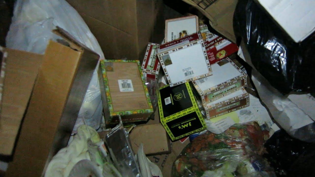Watch video LOTS OF CIGAR BOXES IN GAMESTOP'S DUMPSTER!! Now LOTS OF CIGAR BOXES IN GAMESTOP'S DUMPSTER!!
