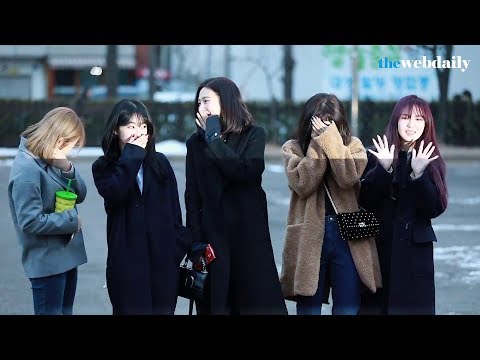 180202 Red Velvet 레드벨벳 JOY's fanboy is back! @ Music Bank 뮤직뱅크 출근길에
