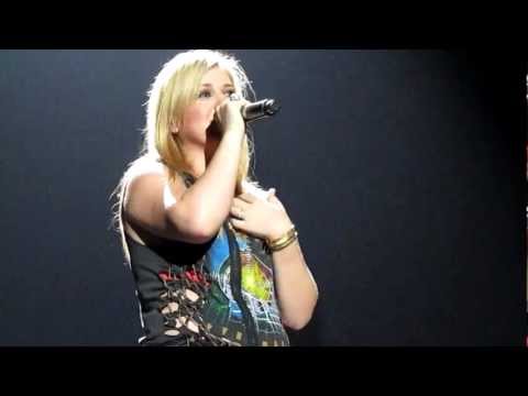 Kelly Clarkson - Chatter #6 Lawnmower & Band Intros - Sheffield Motorpoint Arena - 18.10.12