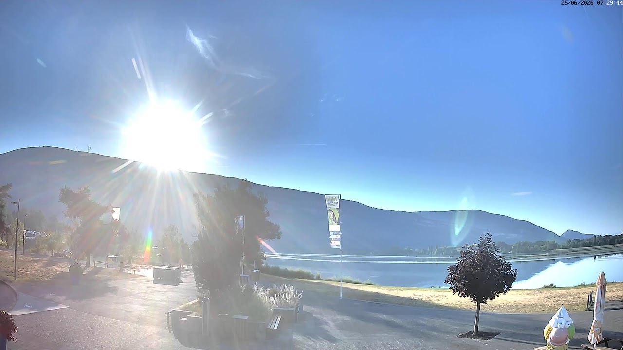Live webcam view of Vallée Bleue Lake & Limestone Cliffs