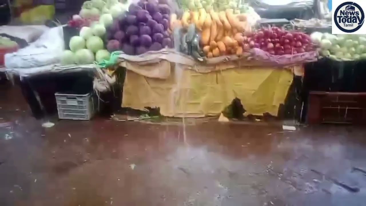 நீலகிரி மாவட்டம் உதகையில் கொட்டி தீர்த்த கனமழை.! மார்க்கெட்டில் வெள்ளம் புகுந்ததால் வியாபாரிகள் அச்சம்.!