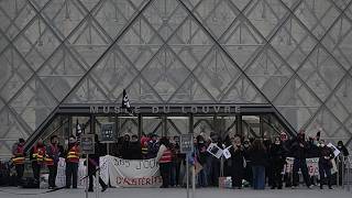 Protestocular Paris'teki Louvre Müzesi'nin girişlerini kapattı