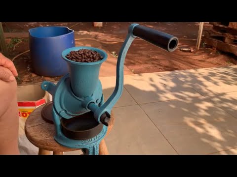 Grinding coffee with a Botini grinder #coffee #coffeegrinding #coffee #brazil