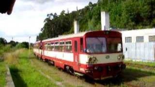 preview picture of video 'Příjezd vlaku 810 na stanici Žleby'