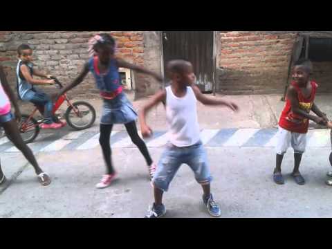 NIÑOS BAILANDO SWAGGA - SALSA CHOKE