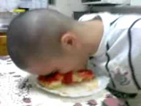 Convulsa comendo torta de morango com o rosto também!