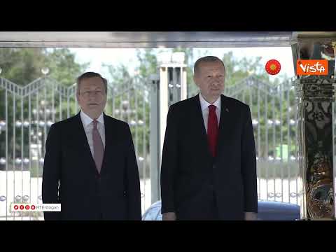Draghi in Turchia canticchia l'inno d'Italia accanto a Erdogan