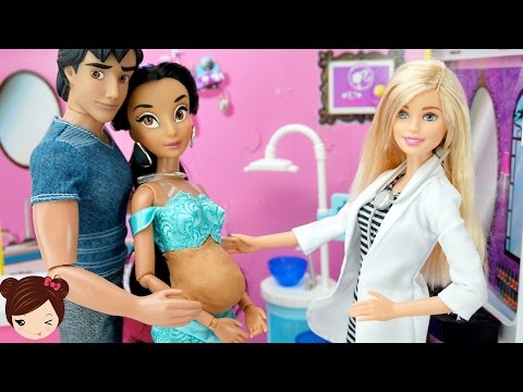 Princesa Disney Jasmin Embarazada y Tiene Bebe  con Doctora Barbie - Juguetes de Titi Video