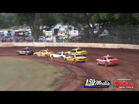 Modified Sedans: Busy Heat! - Kingaroy Speedway