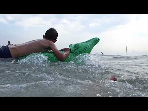 Wellenreiten mit Krokodil Gabi Bibione 2016