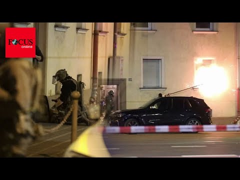 Video zeigt, wie SEK Wohnung stürmt – plötzlich explodieren Blendgranaten