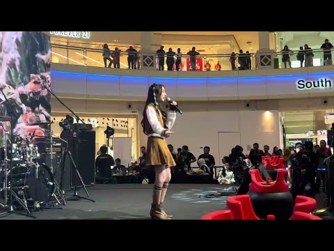 Alyssa Dezek nyanyi di Suriavolusi