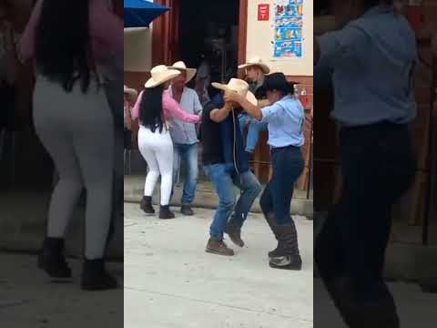 Que sabroso se baila con esta bella música 🎶🥃  #campesina #tendecia #viral #campo