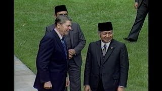 Download lagu President Soeharto of Indonesia Departure on October 12, 1982 mp3