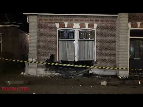 Bestuurder rijdt tegen woning in Bovenkarspel