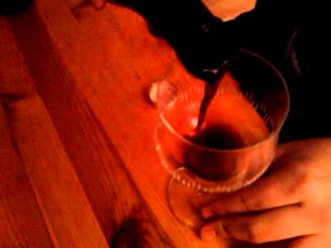 Wie öffnet und trinkt man Wein?