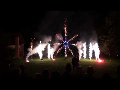 Fuochi d'artificio silenziosi senza botti - spettacolo pirotecnico di fontane