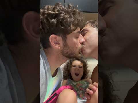 NICOLE REAGISCE AL NOSTRO BACIO!