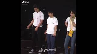 Download lagu EXO hyungs funny moments😅😅😅😅in concert😂😂😂😂😂😂#exo #chenyeol  #d.o #kyungsoo mp3