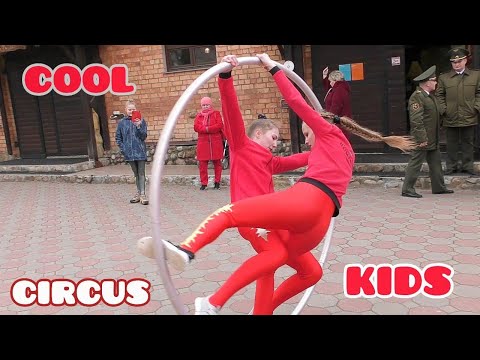 Performing on the street! Cold + 5C. Duet of acrobats "Cyr Wheel" - "Through the Looking Glass".