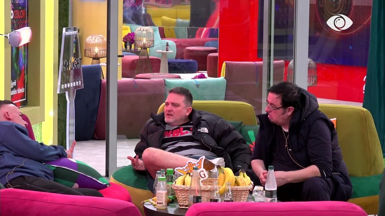 Albi diskuton me banorët për lojën: Nuk është format që të tregosh sa çun i mirë je