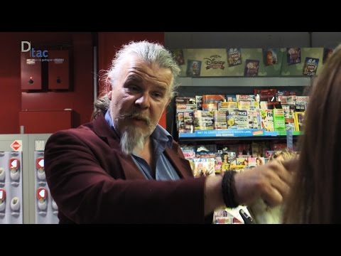 Ontevreden klant scheldt de winkelmedewerker uit - verbale agressie simulatie.