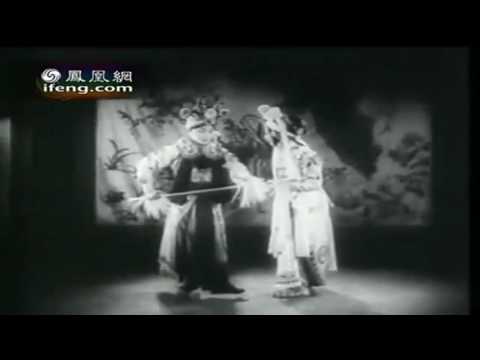 Ο Μέι Λανφάνγκ [Mei Lanfang] στη σκηνή της μονομαχίας με τα δόρατα από το Hongni guan [Το πέρασμα του ουράνιου τόξου], κινηματογραφημένος από τον Σεργκέι Αϊζενστάιν [Sergei Eisenstein] στη Μόσχα, Μάρτιος 1935. Το ίδιο το τεκμήριο συνιστά διαπολιτισμικότητα εν δράσει: ο κορυφαίος ερμηνευτής γυναικείων ρόλων (νταν) της όπερας του Πεκίνου, αποτυπωμένος από τον σοβιετικό σκηνοθέτη, ενώπιον κοινού που περιλάμβανε τον Μπρεχτ, τον Μέγιερχολντ και τον Στανισλάφσκι.