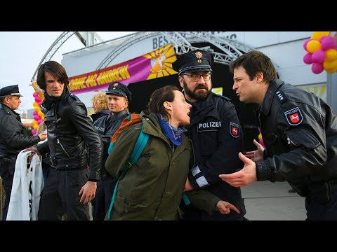 Familie Lotzmann auf den Barrikaden I Deutscher Film 2016 I Jörg Gudzuhn,Gisela Schneeberger,Eva