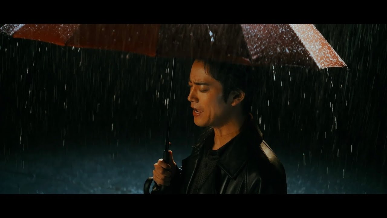 桐谷健太、降りしきる雨の中、切なさを表現した宮沢和史プロデュースの新曲「遣らずの雨と、光」MVを公開！！