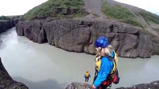 preview picture of video 'Iceland cliff jump (60fps)'