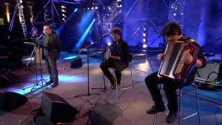 Nino Frassica e Tony Canto - A mare si gioca - Musicultura 2016