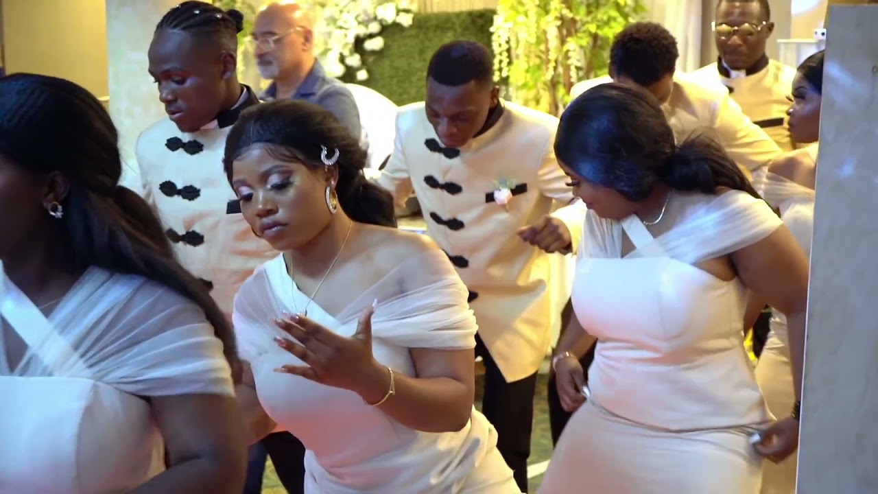 Lindo África Casamento Entrada com dançar..🎶🎶🎶💃🏾🕺🏾                               Moving in Africa