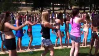 preview picture of video 'Disco Baile en la piscina de los campamentos de verano en Prades.'