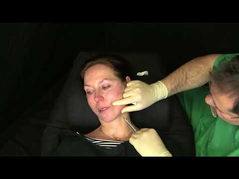 Wie für Rückenschmerzen überprüfen Stoßen auf die gemeinsamen Finger