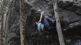 Video thumbnail de Malédiction assis, 8c. Rioupéroux